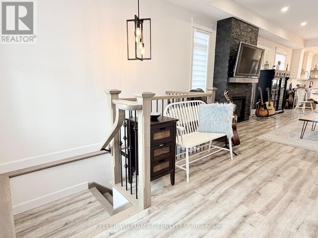 Building Photo - 159 159 Collins Wy