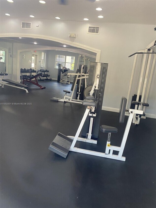Foto del edificio - 8290 Lake Dr