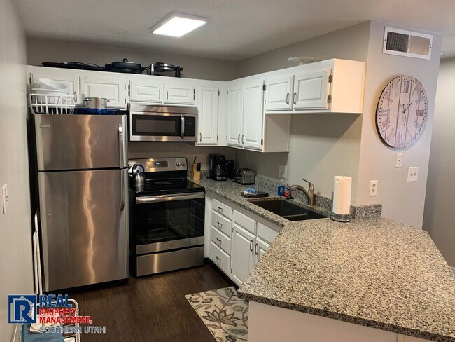 Foto del edificio - Furnished Sports Village Condo -