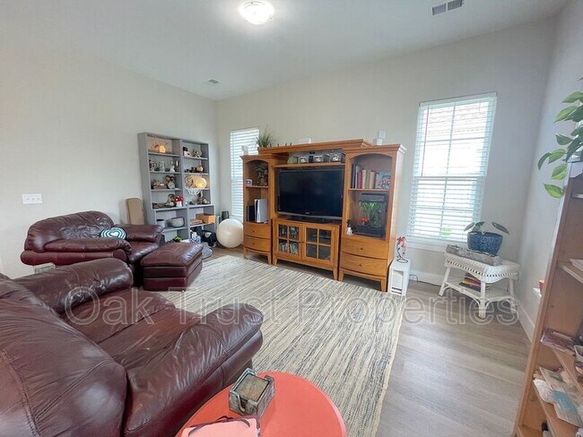 Foto del edificio - 409 Gray Bark Rd