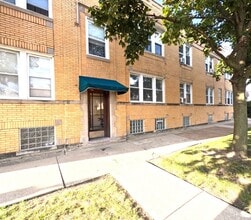 Building Photo - 5550 W Farragut Ave
