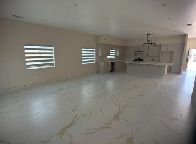 Foto del edificio - 8703 Cranford Ave
