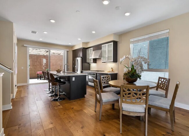 Foto del edificio - Tucked within the Hollywood Hills in a gated community