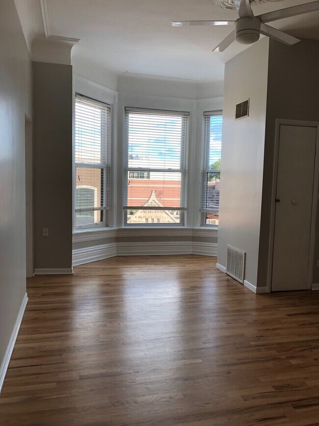Top Floor Living Space - 959 W Webster Ave