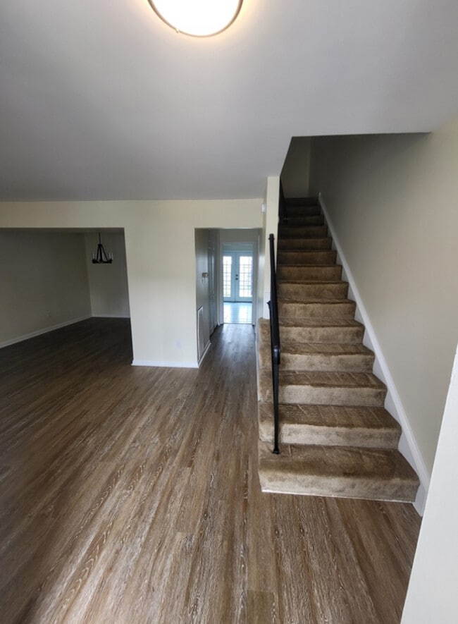 Building Photo - 423 Burr Oak Ct