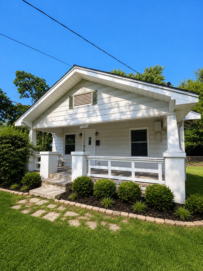 Building Photo - 2 bedroom | 1 Bathroom Home | Pets Welcome!