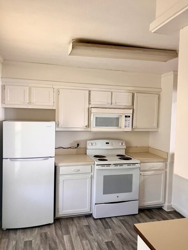 Building Photo - Eagle Lake Shore