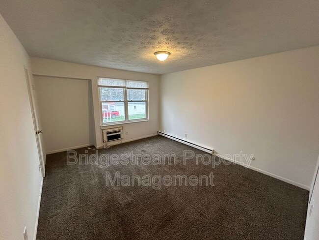 Building Photo - 1490 S Burnett Rd