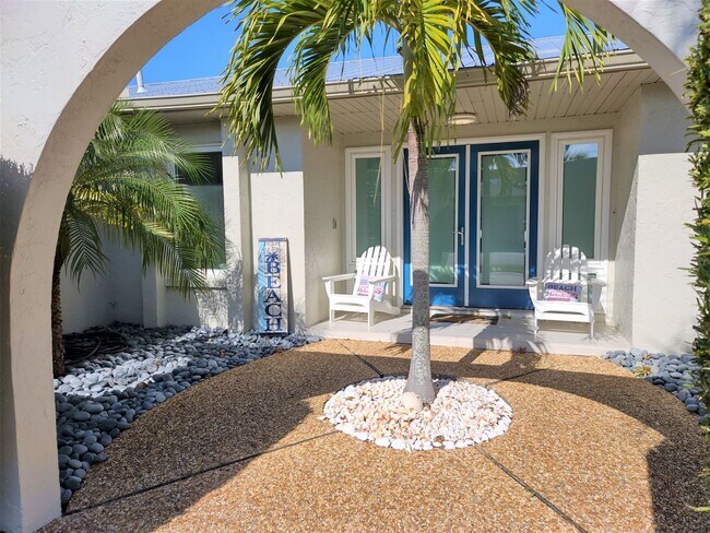 Building Photo - Seasonal Venice Island Pool Home half bloc...