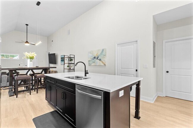 Building Photo - 624 Robert St NW