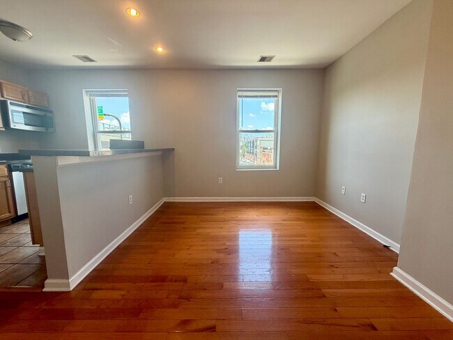 Building Photo - Stunning 1-Bed/1-Bath Apartment with Private Roof Deck! Available NOW!