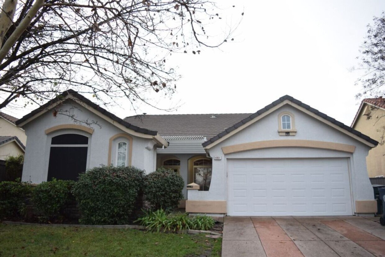 Primary Photo - 4951 Crest Dr