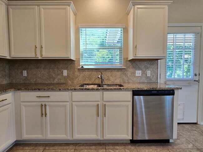 Foto del edificio - AVAILABLE NOW!