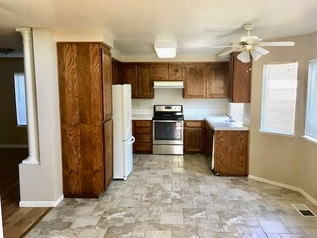 Building Photo - Great 3 bed 2.5 Bath House in Pittsburg w/...