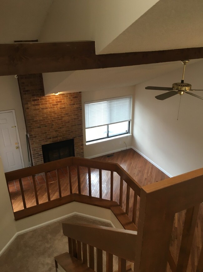 Building Photo - Spacious Townhouse For Rent