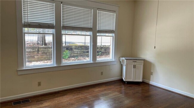 Foto del edificio - 1150 Blue Ridge Ave NE