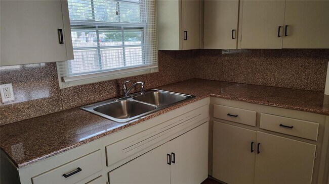 Building Photo - 2 Bedroom 1 Bath in North Austin