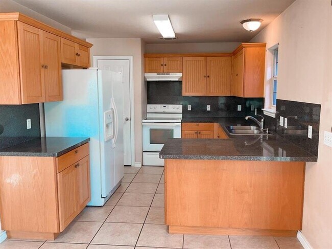 Building Photo - 201 Green Oaks Loop
