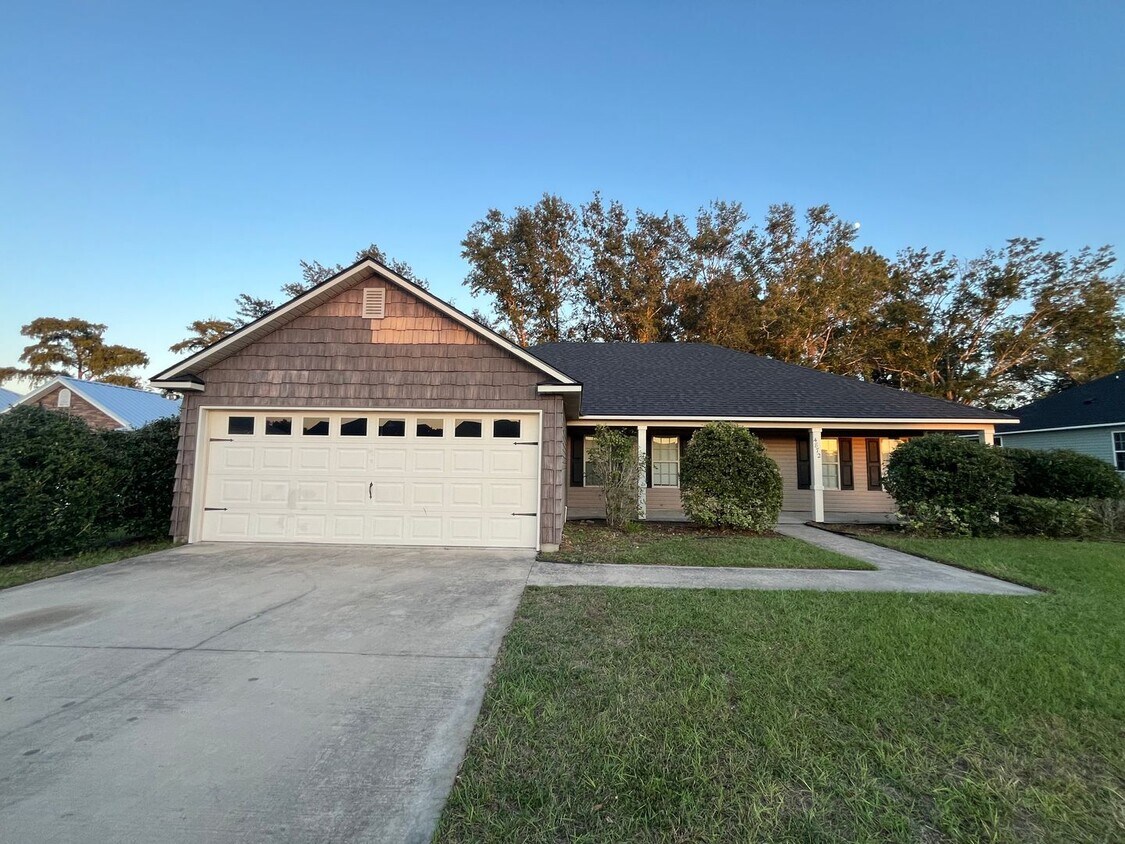 Foto principal - 3BR/2BA Located in Miller Farms Subdivision Across from MAFB!