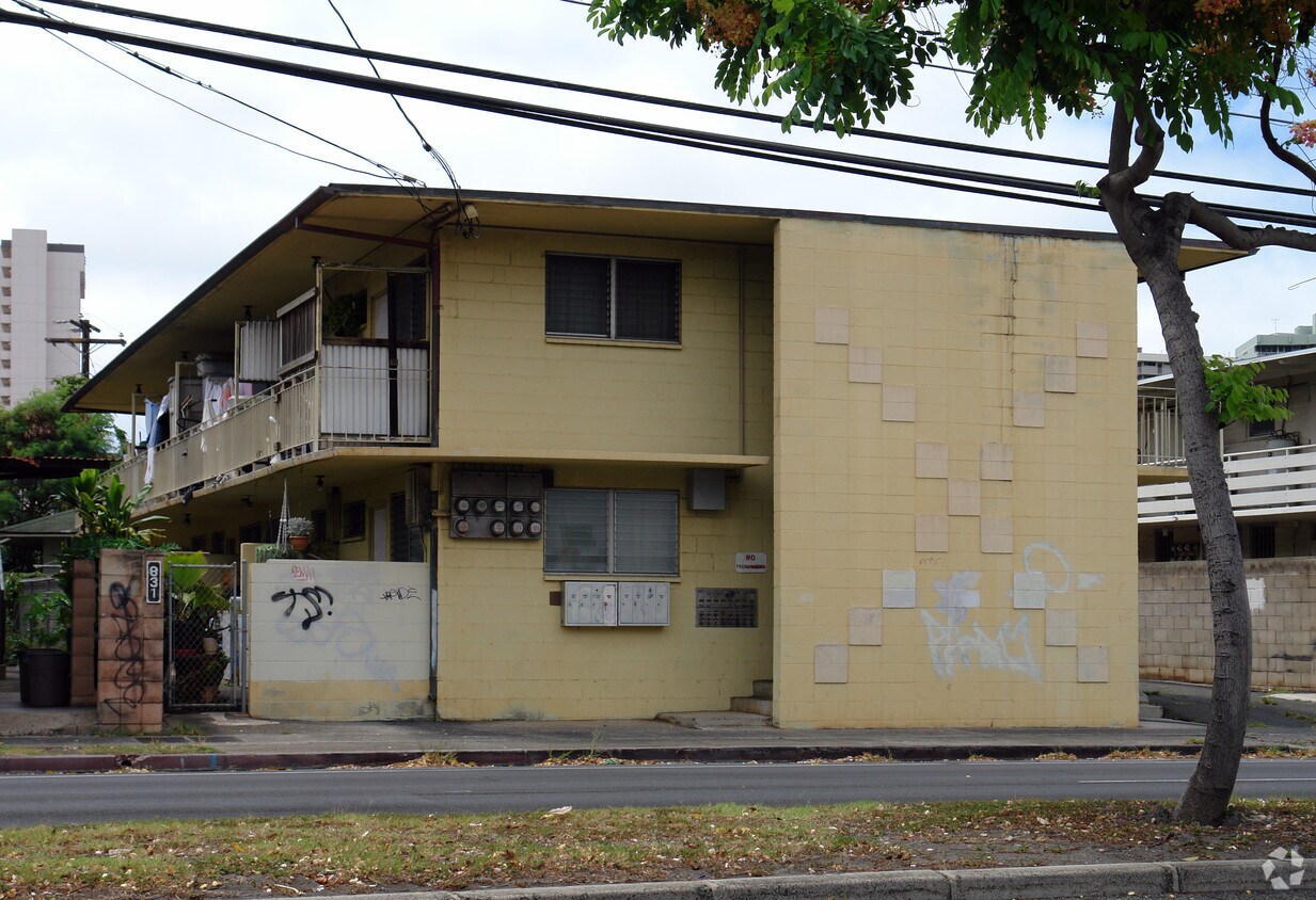 Building Photo - 825 University Ave