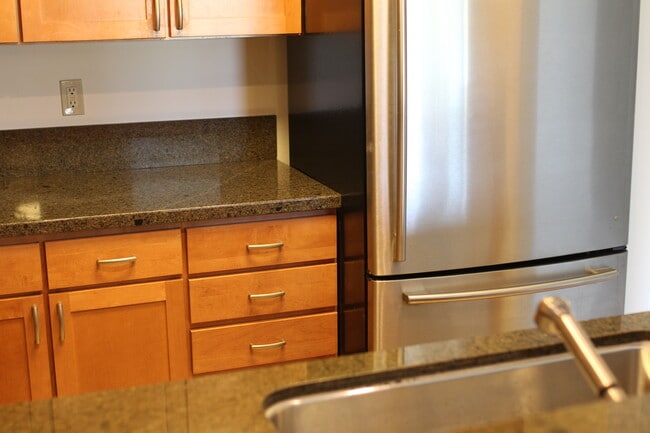 Stainless steel appliances, and logical kitchen layout - 300 Murchison Dr, #202