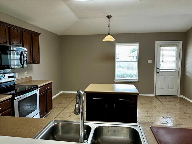 Building Photo - 114 Mossy Rock Cove