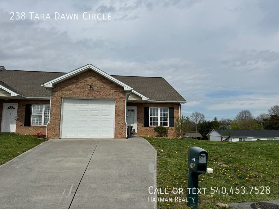 Primary Photo - Move in ready updated Duplex!
