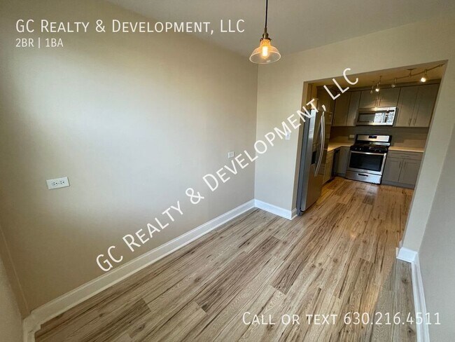 Building Photo - ***LOGAN SQUARE / 2 BDRM / 1 BTH / SS APPL...