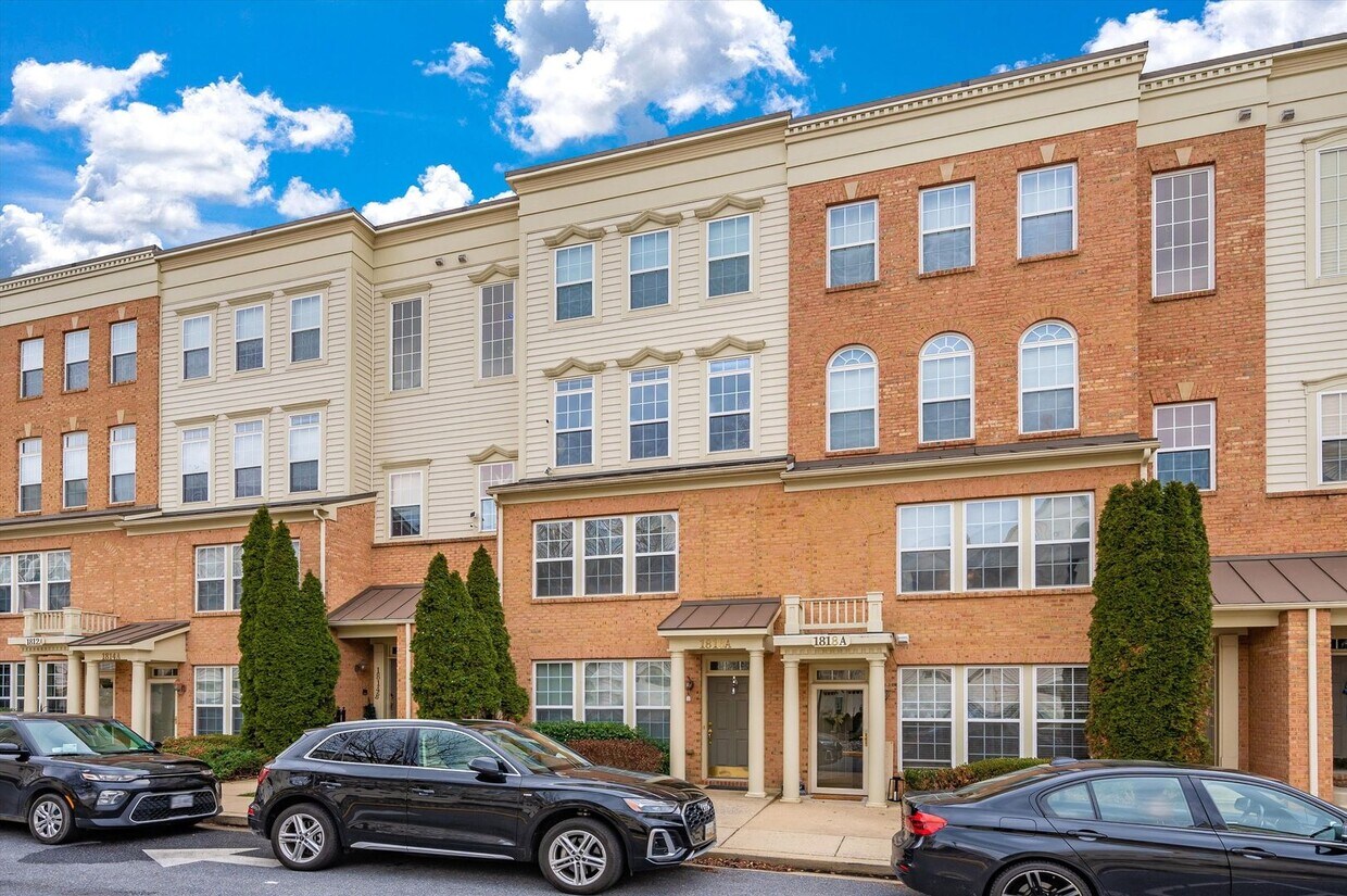 Primary Photo - Desirable Two Level Condo For Lease - Not ...