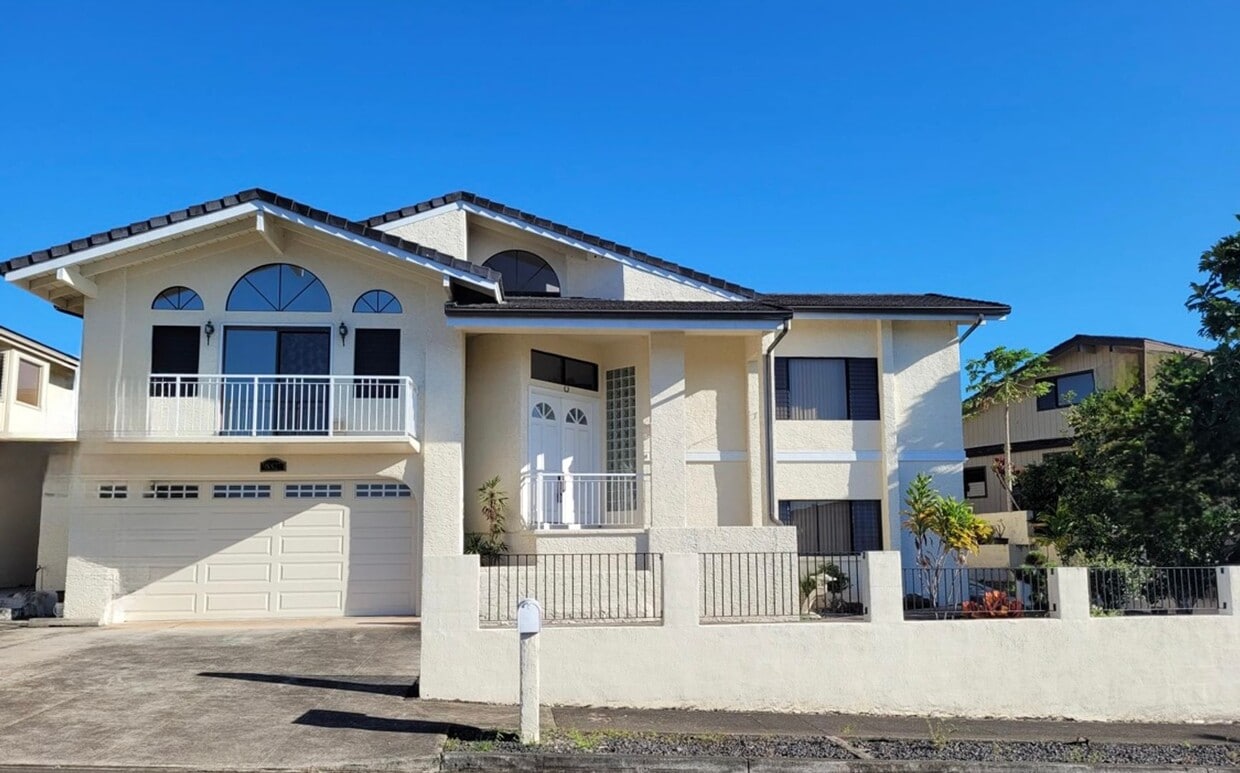 Primary Photo - Beautiful Home in Royal Summit