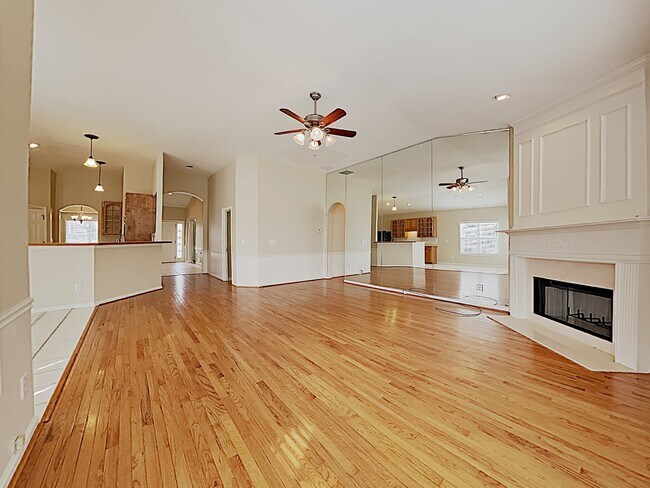 Building Photo - 1367 Fall River Drive