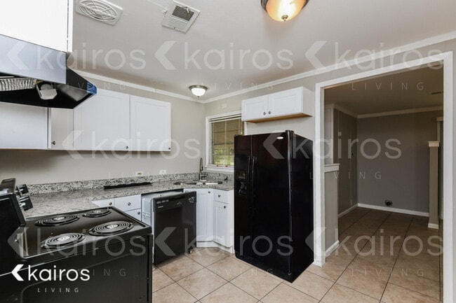 Building Photo - 2106 Skylark Dr
