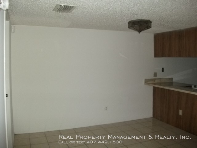 Building Photo - 2 BR / 2.5 BA Townhouse In Carmel Oaks