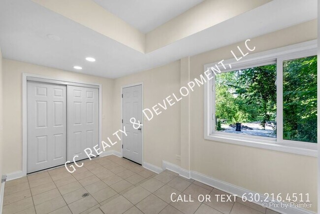 Building Photo - ***LAUNDRY HOOKUPS IN UNIT / 3 BDRM - 2 BT...