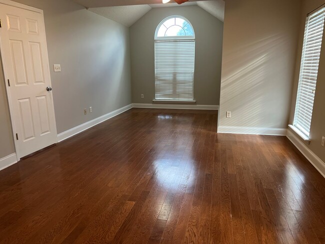 Building Photo - 112 Oakwood Ct