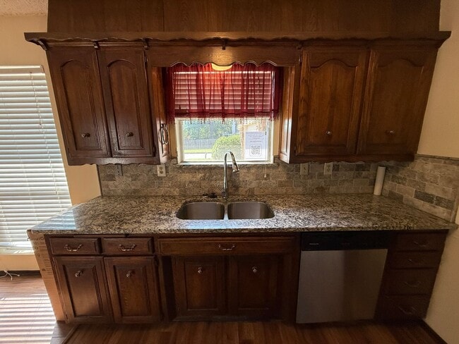 Building Photo - Vaulted Ceilings, Large Great Room! 3 bedr...