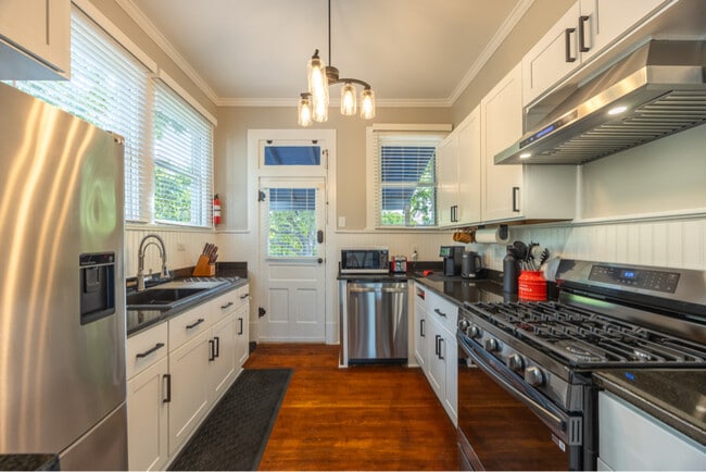 Building Photo - 500 Madison St