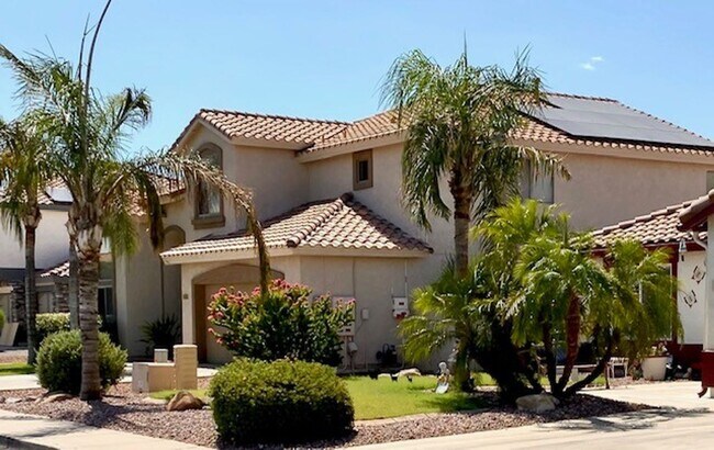 Building Photo - Gorgeous 4 Bedroom 3 Bath home with Pool, ...