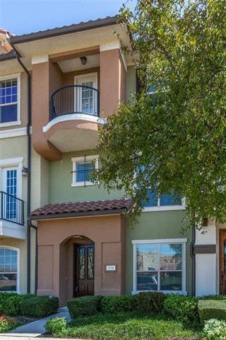 Building Photo - 634 Arbol