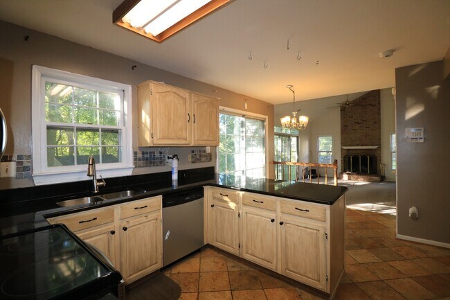 Foto del edificio - Spacious 4BD/2.5BA Colonial on Quiet Cul-d...