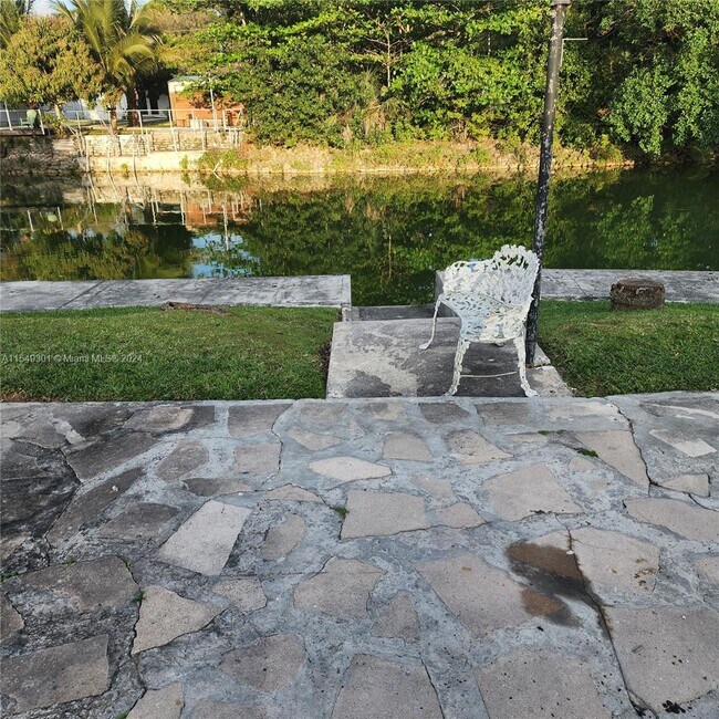 Foto del edificio - 3325 S Lake Dr