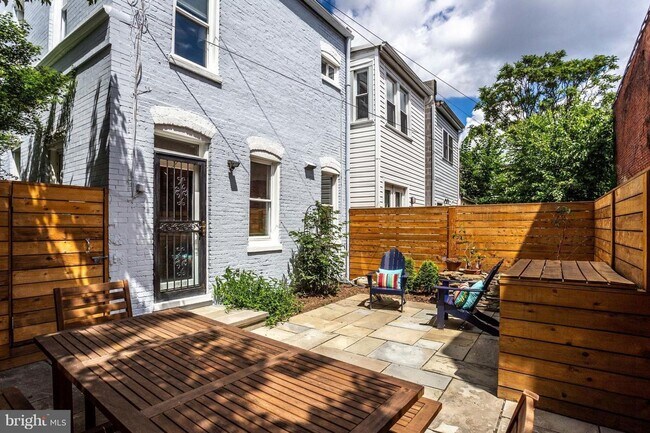 Foto del edificio - CORNER UNIT WITH PATIO AND YARD