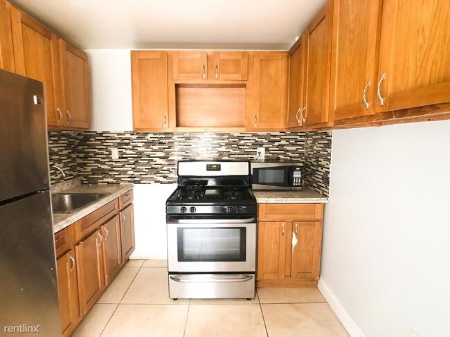 Building Photo - 5 br, 2.5 bath Apartment - 2035 W Oxford St