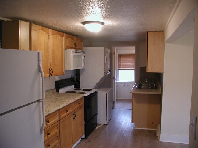 Building Photo - Three Bedroom - One Bath