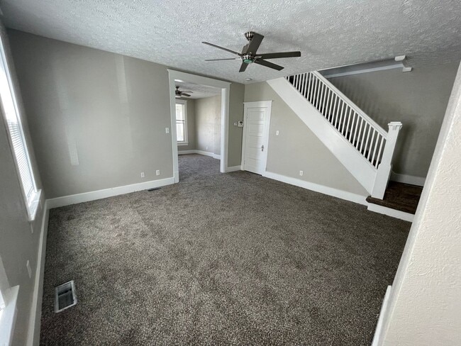 Building Photo - Remodeled 2 Bedroom