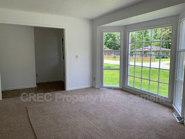 Building Photo - 205 Pinewood Dr