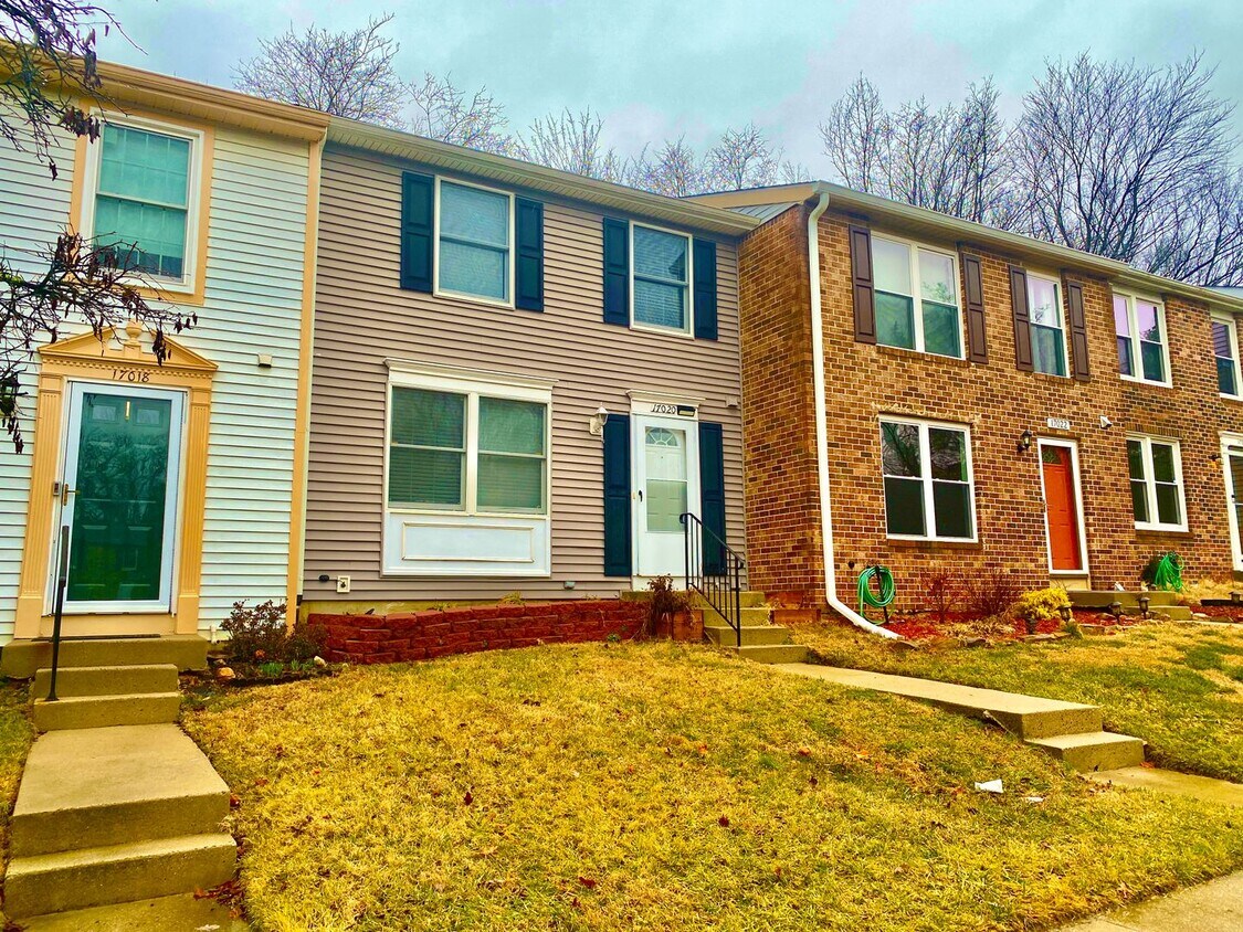 Primary Photo - 3 Bedrooms Plus 2 Bonus Rooms!!! 2.5 Baths...