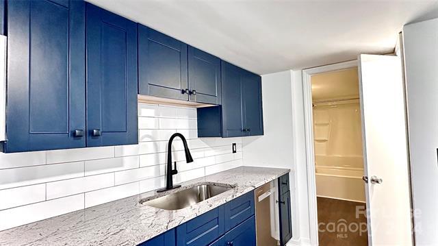 Foto del edificio - 823 Fox Run Rd