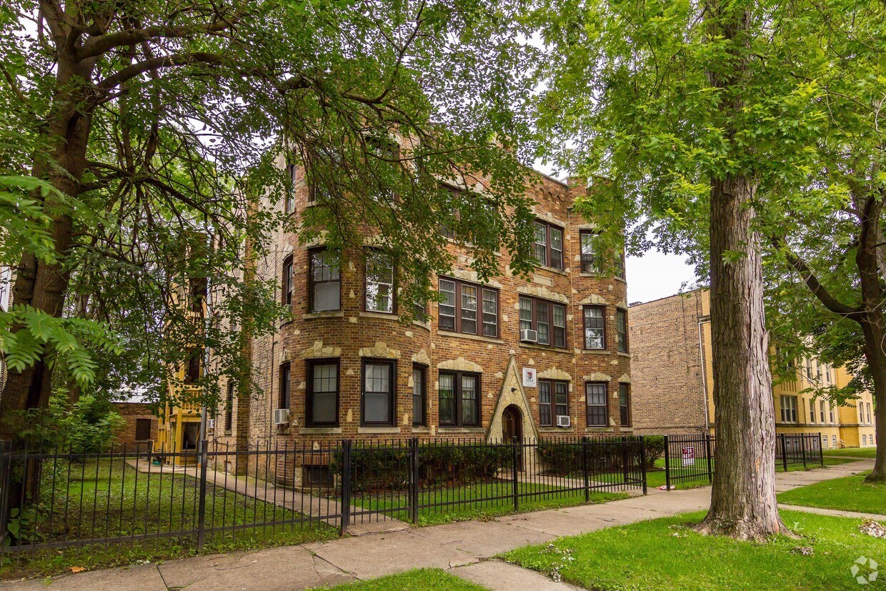 6711 N Maple Avenue - Wolcott Apartments