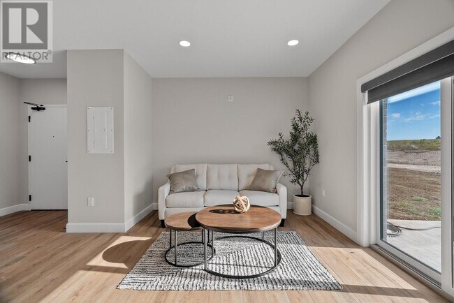 Building Photo - 76 Hamilton St